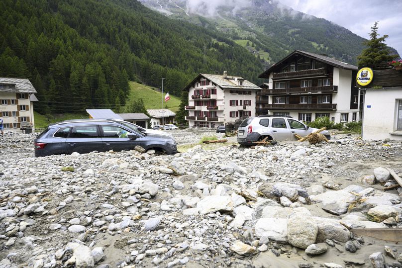 Les décombres d'un glissement de terrain des tempêtes qui ont provoqué d'importantes inondations sont photographiés à Saas-Grund, en Suisse.