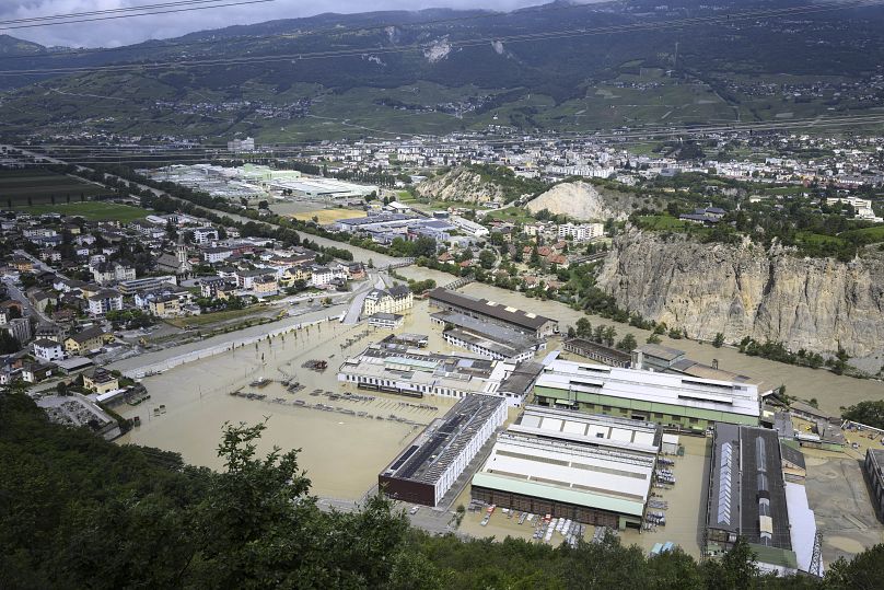 Vue du Rhône, à droite, et de la Navizence, après les orages qui ont provoqué d'importantes inondations, à Chippis, en Suisse, le dimanche 30 juin 2024.