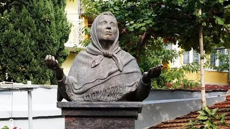 Monument à la mémoire de l'emblématique devineresse dans la cour de sa maison transformée en musée à Petrich, en Bulgarie.