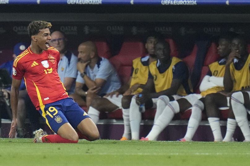 Lamine Yamal, de Espanha, passa pelo banco de suplentes da França depois de ter marcado o golo do empate contra os Bleus na meia-final do Euro 2024, em Munique