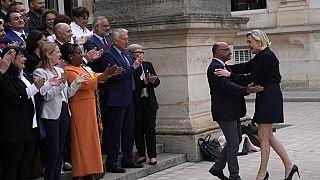 Лидер французских ультраправых Марин Ле Пен (справа) позирует с новоизбранными депутатами от партии "Национальное объединение" в Национальном собрании в среду, 10 июля 20 г.