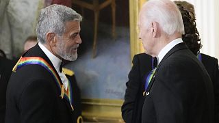 Ünlü aktör George Clooney ve ABD Başkanı Joe Biden.
