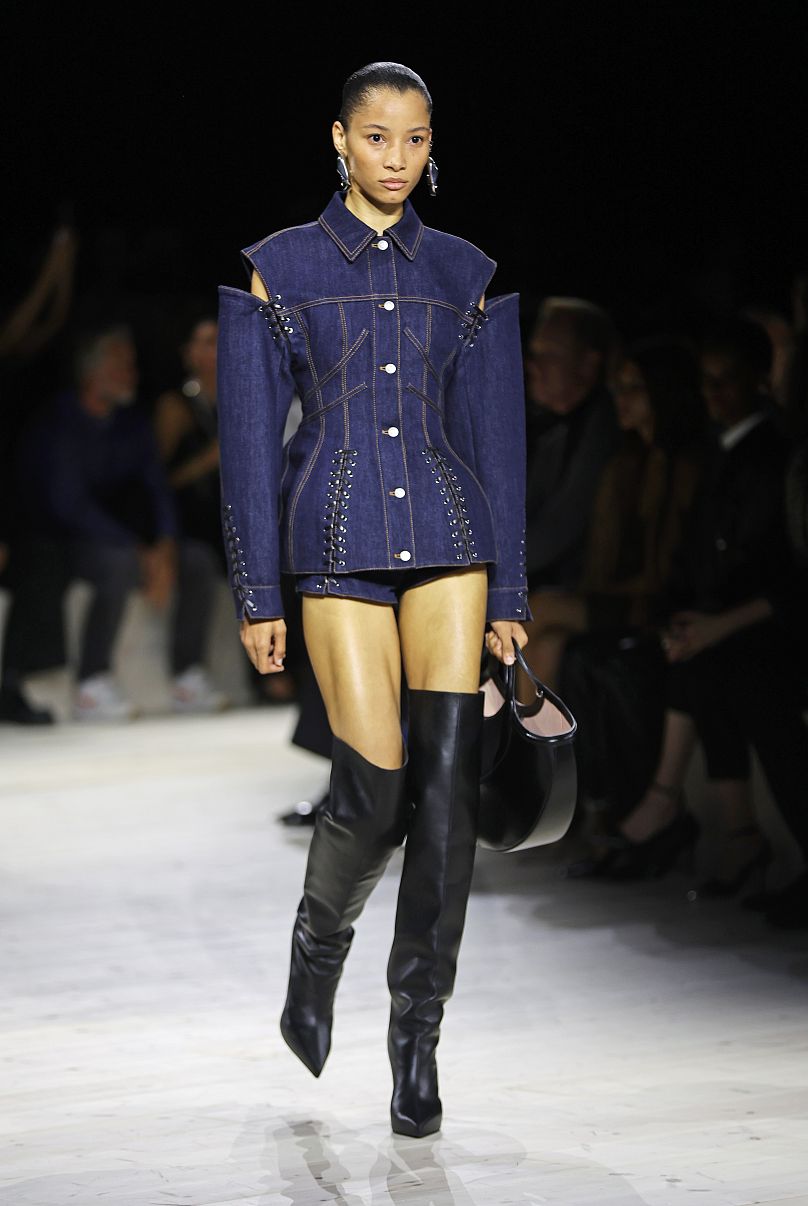 Shorts con botas largas por Alexander McQueen SS24 durante la Paris Fashion Week 