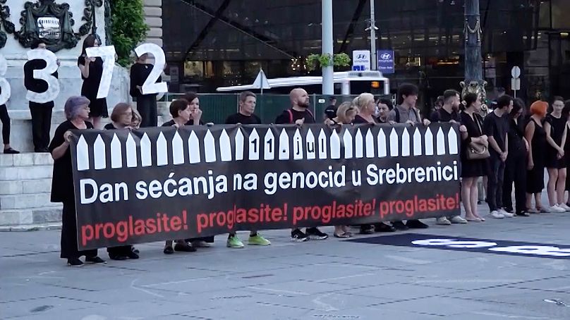 Des militants des droits de l'homme à Belgrade lors d'un hommage aux victimes de Srebrenica