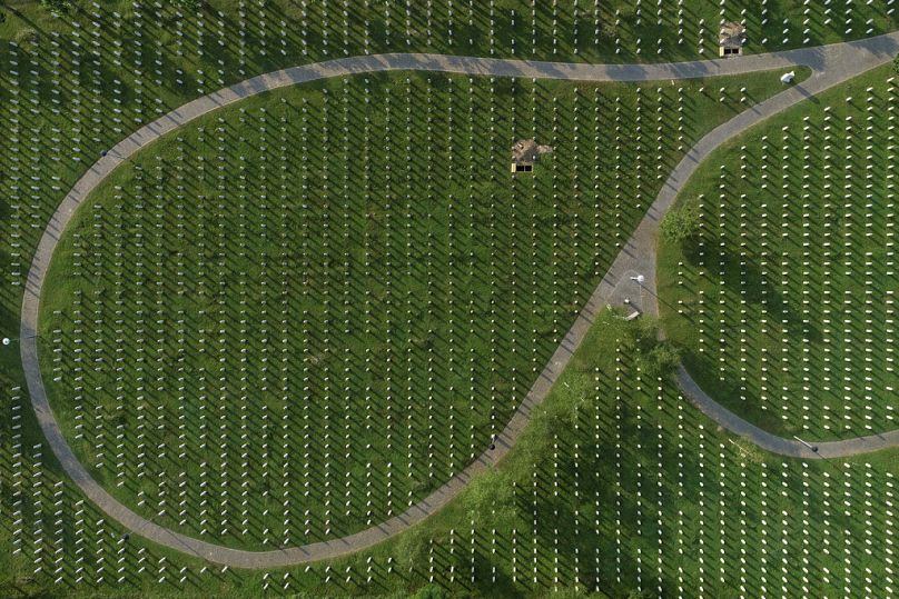 Photo prise par un drone du centre commémoratif du génocide de Srebrenica et des tombes récemment creusées à Potocari, en Bosnie, lundi 10 juillet 2024