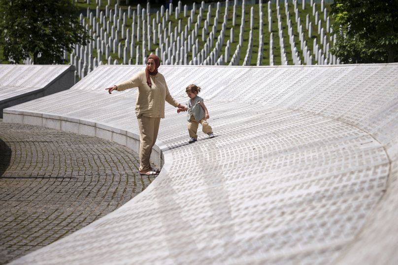 Une mère et son enfant au mémorial de Srebrenica à Potocari en Bosnie Herzégovine