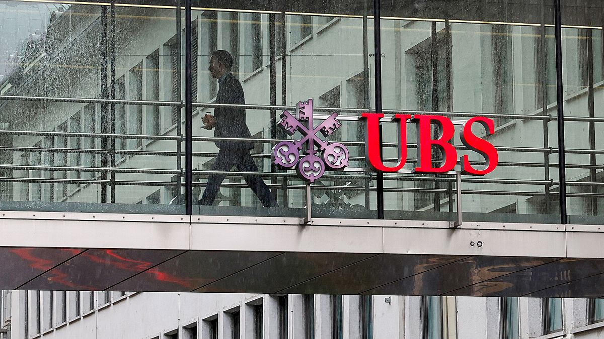  İsviçre'deki UBS Group AG merkezi arasında bulunan geçit, 7 Mayıs, 2024, İsviçre. (Fotoğraf: Getty Images)