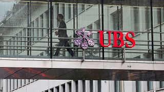  İsviçre'deki UBS Group AG merkezi arasında bulunan geçit, 7 Mayıs, 2024, İsviçre. (Fotoğraf: Getty Images)