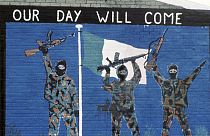 ARCHIVO - Una pintura mural de apoyo al Ejército Republicano Irlandés, vista en la zona católica de Belfast, Irlanda del Norte, en noviembre de 1985. 