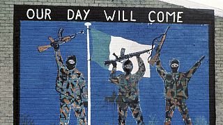 ملف - لوحة جدارية تدعم الجيش الجمهوري الأيرلندي، شوهدت في المنطقة الكاثوليكية في بلفاست، أيرلندا الشمالية في نوفمبر 1985. 