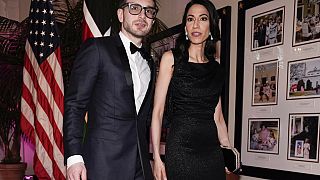 Alex Soros és Huma Abedin közösen érkezik egy Biden házaspár által adott vacsorára a Fehér Házba 2024. május 23-án