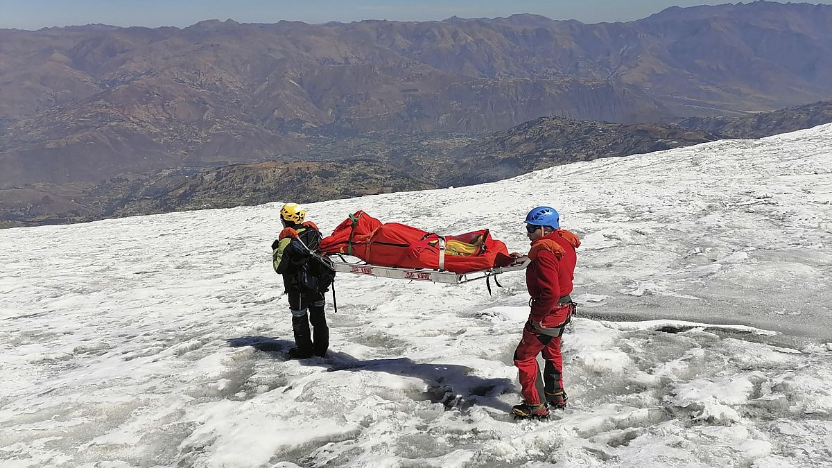 ABD'li dağcı Bill Stampfl'ın cesedi polisler tarafından taşınıyor, Peru, 5 Temmuz, 2024. (Fotoğraf: AP)