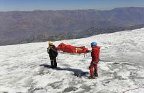 ABD'li dağcı Bill Stampfl'ın cesedi polisler tarafından taşınıyor, Peru, 5 Temmuz, 2024. (Fotoğraf: AP)