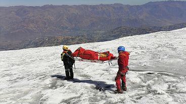 ABD'li dağcı Bill Stampfl'ın cesedi polisler tarafından taşınıyor, Peru, 5 Temmuz, 2024. (Fotoğraf: AP)
