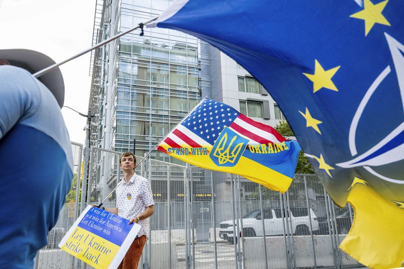 Ukrayna yanlısı protestocu Thomas Cooney NATO zirvesinin yapıldığı binanın dışında gösteri düzenledi, 10 Haziran, 2024.