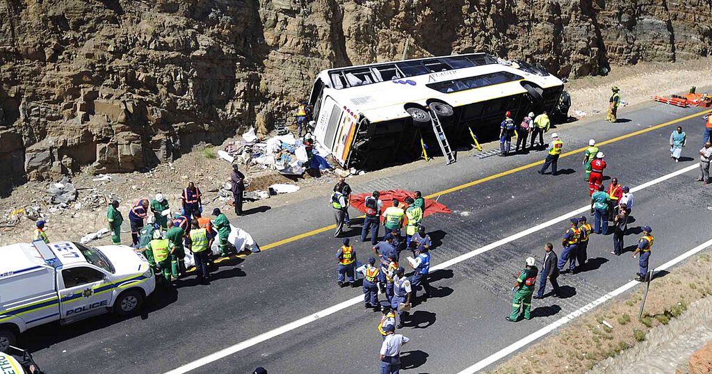 Minibus crash in South Africa kills 12 schoolchildren and driver Minibus crash in South Africa kills 12 schoolchildren and driver