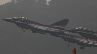 إقلاع طائرة حربية صينية في الجو