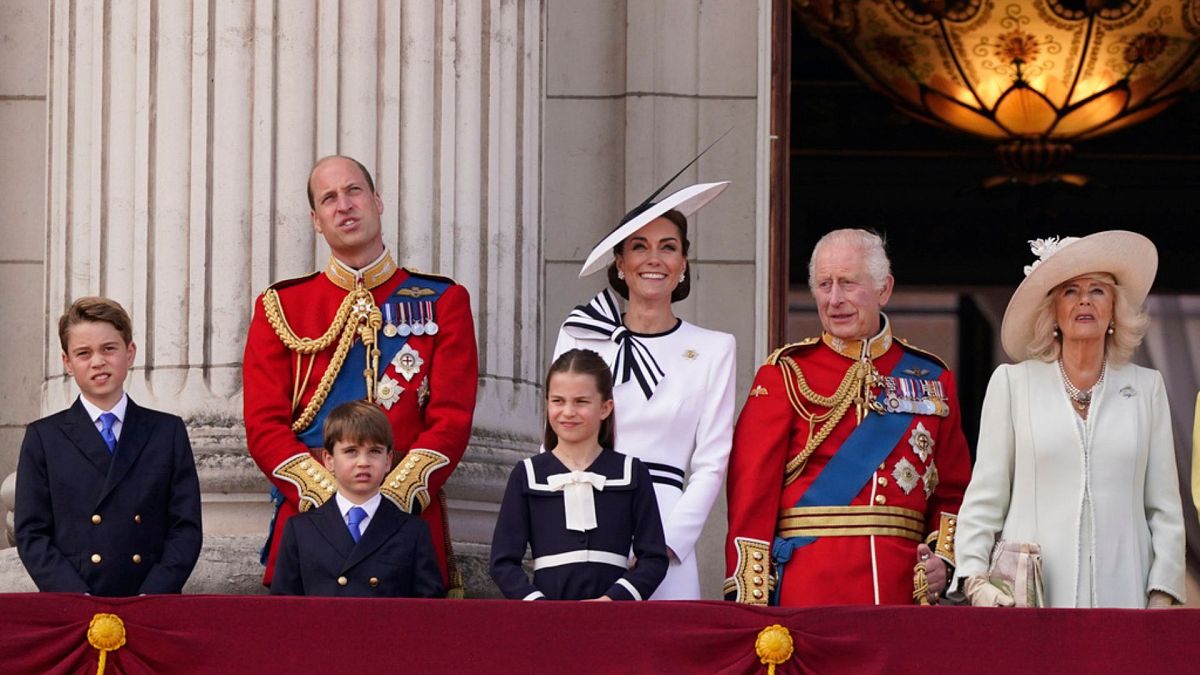 London's Buckingham Palace opens iconic balcony room to visitors for first time