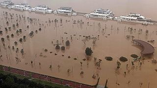 فيضانات على طول نهر بيغيانغ في مدينة تشينغيوان في مقاطعة قوانغدونغ جنوب الصين يوم الاثنين 22 أبريل 2024.