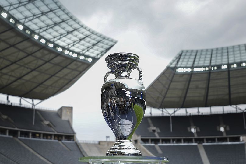 O troféu da UEFA para o Euro 2024 em exposição no Olympiastadion de Berlim