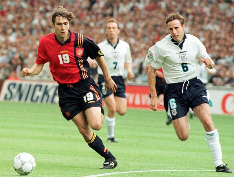 El español Julio Salinas, a la izquierda, corre hacia el área inglesa perseguido por Gareth Southgate durante el partido de cuartos de final de la Eurocopa 96 entre Inglaterra