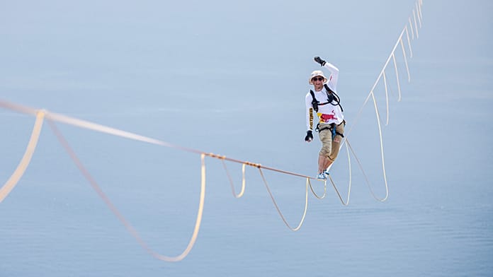 Slackliner attraversa con successo lo Stretto di Messina lungo 3,6 km e manca il record mondiale di 80 m