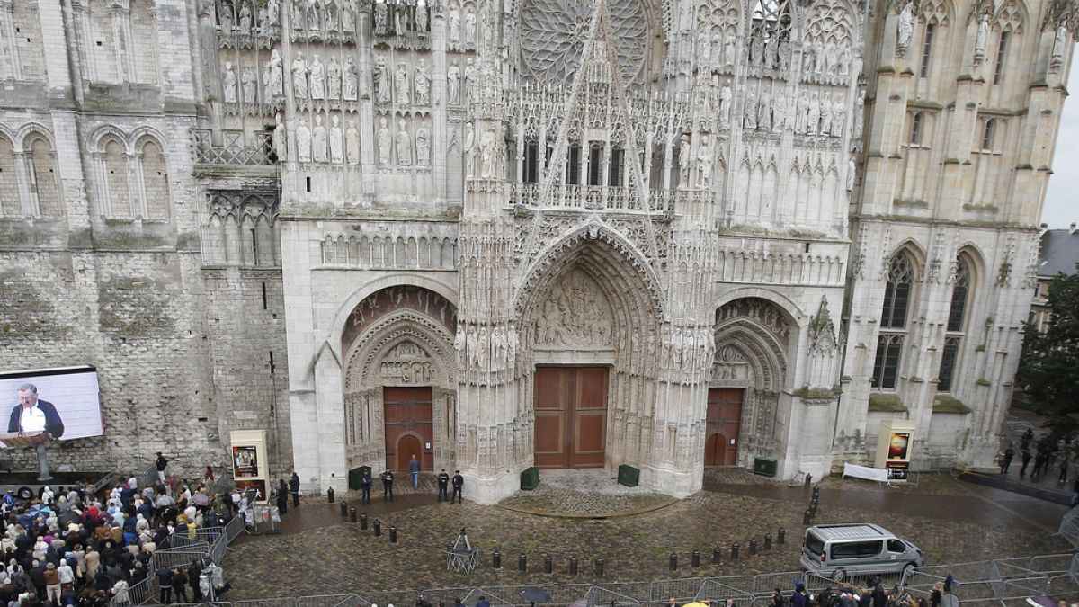 C'est la plus haute église de France, et l'une des plus hautes cathédrales du monde.