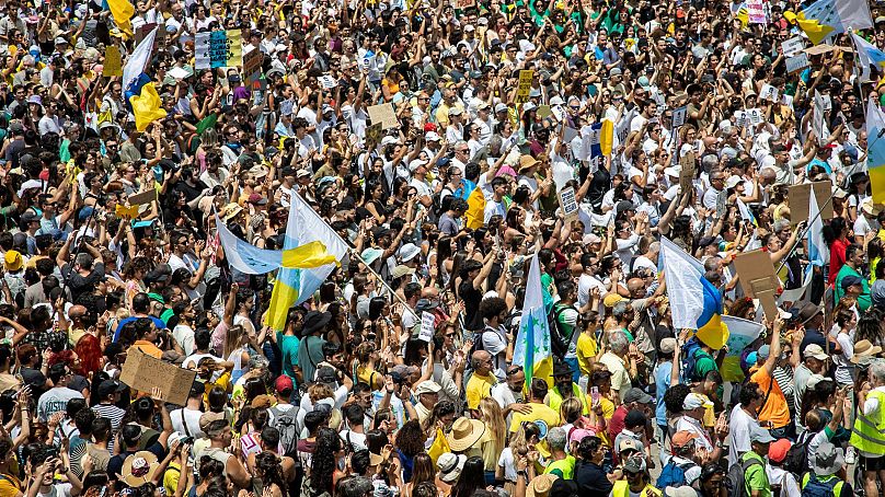 Manifestation contre le surtourisme qui affecte la population locale avec des logements inaccessibles, entre autres, à Las Palmas de Gran Canaria, Espagne, 20 avril 2024.