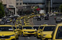 Des chauffeurs de taxi conduisent leurs véhicules alors qu'ils manifestent à Athènes, le jeudi 11 juillet 2024.
