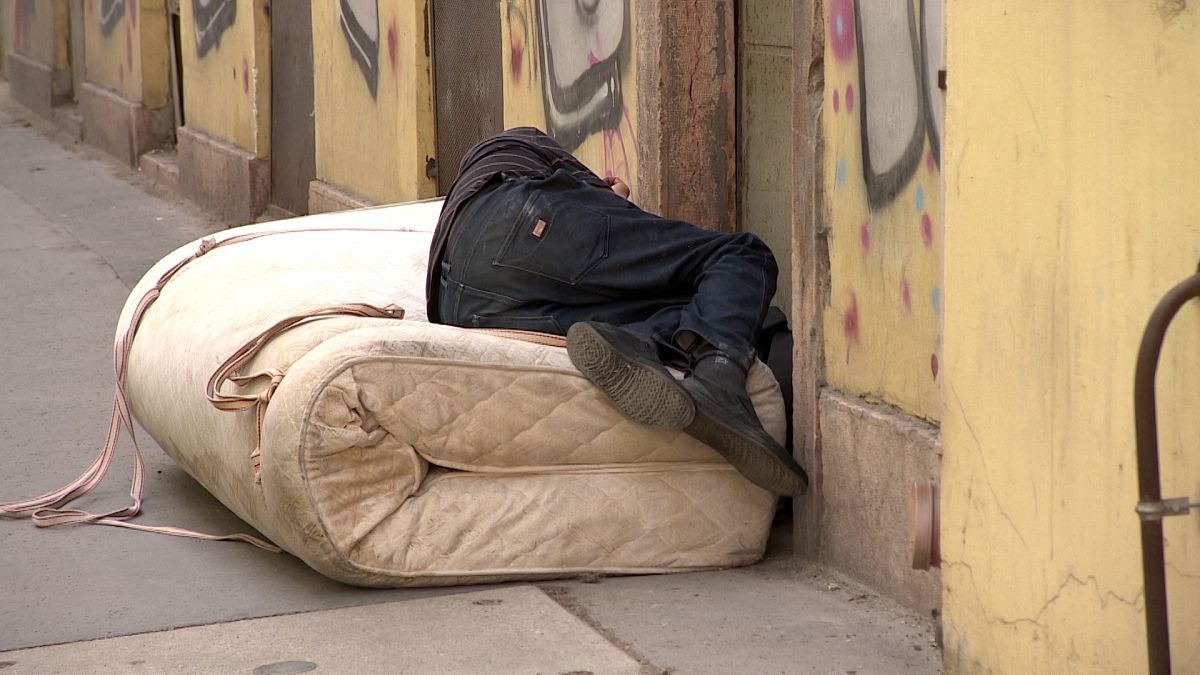 Un sans-abri dormant à l'ombre dans le centre de Budapest