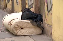 Egy hajléktalan alszik az árnyékban Budapest belvárosában