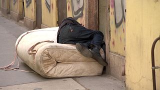 Ein obdachloser Mann schläft im Schatten in der Budapester Innenstadt
