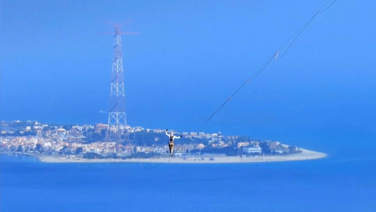 Le sportif estonien Jaan Roose durant sa traversée du détroit de Messine en slackline.