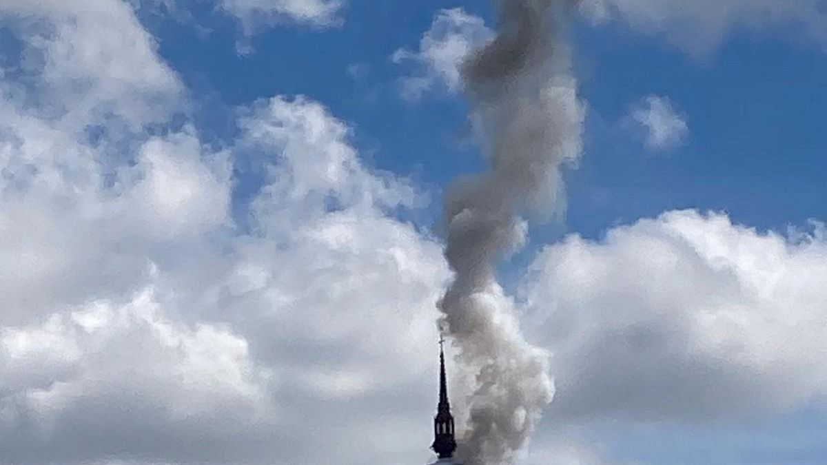 Rouen Katedrali'nin kulesinde restorasyon sırasında çıkan yangın. (Fotoğraf: AA)