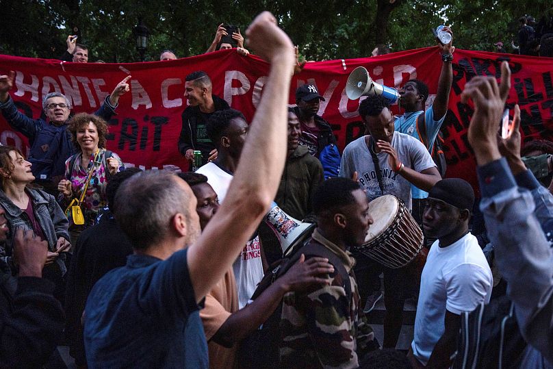 أشخاص يحتفلون في ساحة الجمهورية بالعاصمة باريس بعد الجولة الثانية من الانتخابات التشريعية