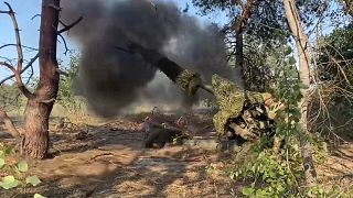 جندي روسي يطلق النار من مدفع هاوتزر D-30 باتجاه المواقع الأوكرانية على الضفة اليمنى لنهر دنيبر