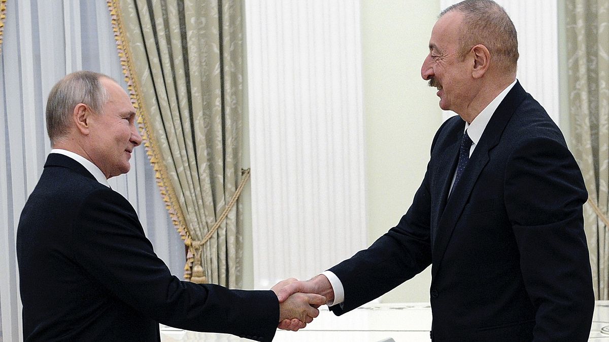 Azerbaycan Cumhurbaşkanı İlham Aliyev (sağda) ve Rusya Devlet Başkanı Vladimir Putin (Arşiv)