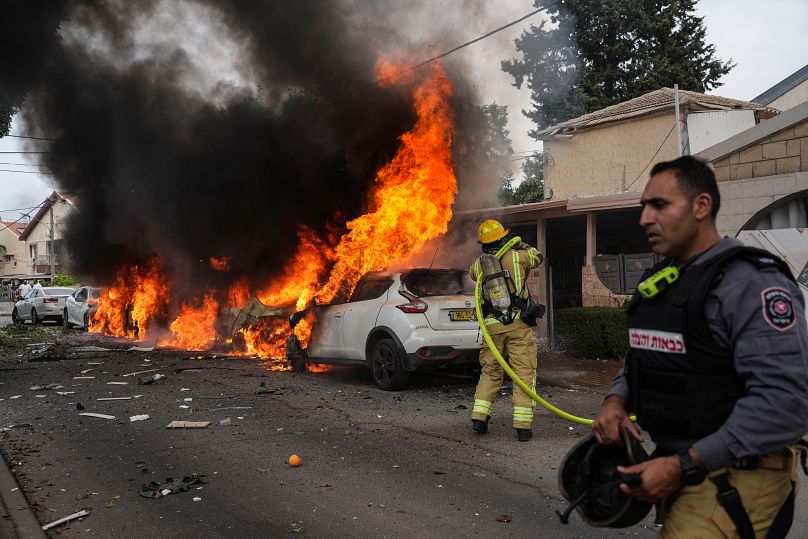 اشتعال النيران في مركبات في كيبوتس بئيري جراء سقوط صواريخ من غزة على غلاف غزة يوم الثامن من اكتوبر 2023