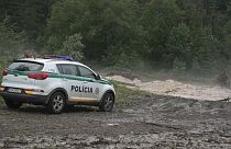 Полицейская машина на месте схода оползня в словацкой долине Монка. 