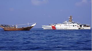 یک کشتی کاتر کلاس سنتینل متعلق به گارد ساحلی نیروی دریایی آمریکا در مقابل یک شناور حاوی مهموله برای حوثی‌ها در دریای عرب در ۲۸  ژانویه ۲۰۲۴