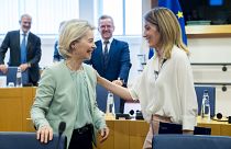 Η Ursula von der Leyen (αριστερά) και η πρόεδρος του Ευρωπαϊκού Κοινοβουλίου Roberta Metsola