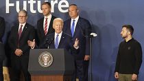 O primeiro-ministro britânico Starmer, à esquerda, e o presidente ucraniano Zelenskyy, à direita, observam o discurso do presidente americano Biden na Cimeira da NATO em Washington, a 1 de julho.