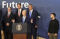 El Primer Ministro británico Starmer, a la izquierda, y el Presidente ucraniano Zelenskyy, a la derecha, observan la intervención del Presidente estadounidense Biden en la Cumbre de la OTAN en Washington, el 1 de julio.