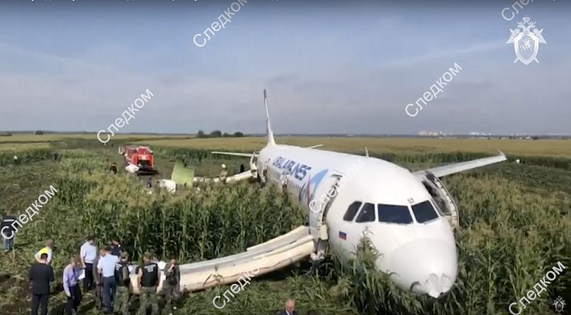 A szakértők vizgsálják a gépet