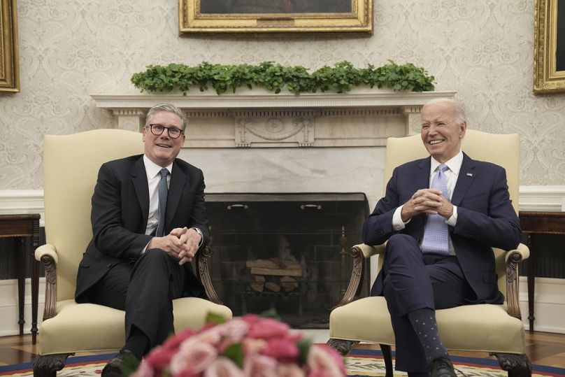 El primer ministro británico, Keir Starmer, a la izquierda, conoce al presidente de EE.UU en la Casa Blanca