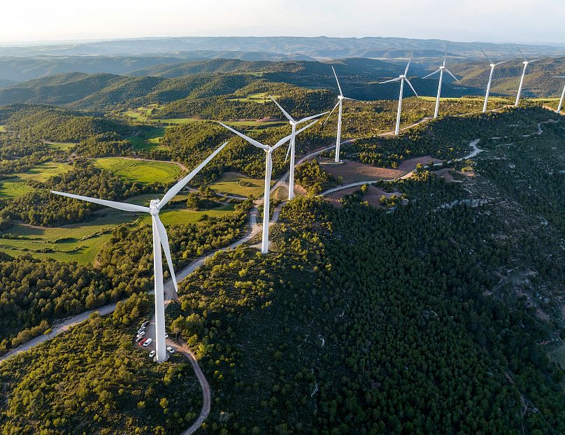 Luftaufnahme von Windkraftanlagen im Eolic Park, Katalonien, Spanien