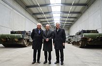 Armin Papperger, PDG de Rheinmetall, le chancelier allemand Olaf Scholz et Boris Pistorius, ministre allemand de la Défense