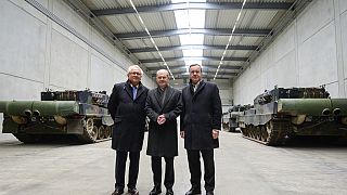 FILE - Armin Papperger, da sinistra, CEO di Rheinmetall, il cancelliere tedesco Olaf Scholz e Boris Pistorius, ministro della Difesa tedesco, si trovano in una sala con il Leopard 2A4 main bat