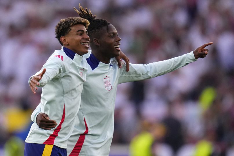 El español Lamine Yamal, a la izquierda, y el español Nico Williams celebran tras un partido de cuartos de final entre Alemania y España Euro 2024 en Stuttgart, Alemania.