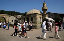 Turistler Bozdağ'ın İstanbul'daki açık hava film stüdyosunda bir tur atıyor, Türkiye, 12 Haziran 2024. 